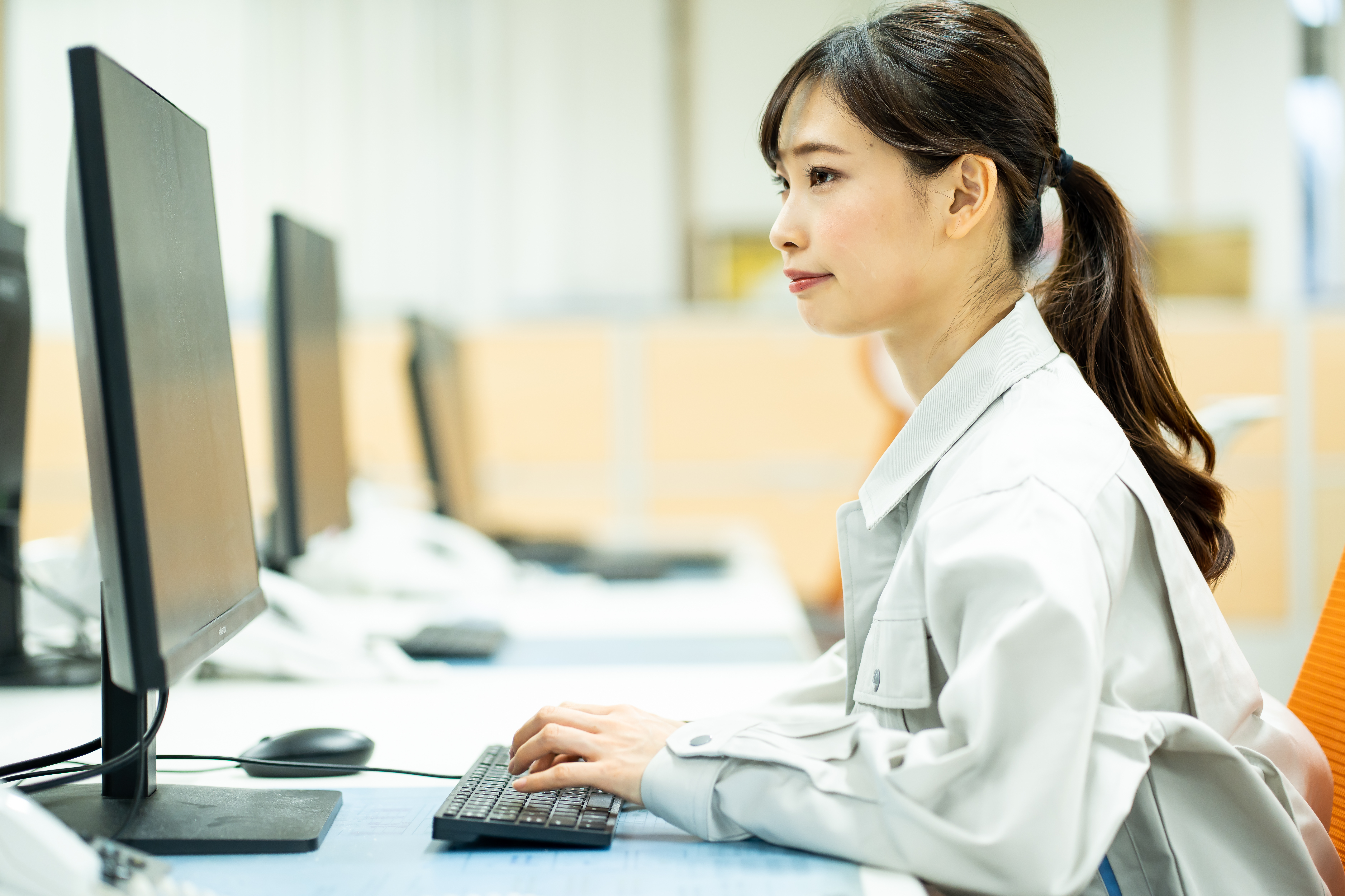 【女性が多く活躍中】未経験から始めるメーカー事務（品質保証）／CADスキルも身につく／年間休日118日